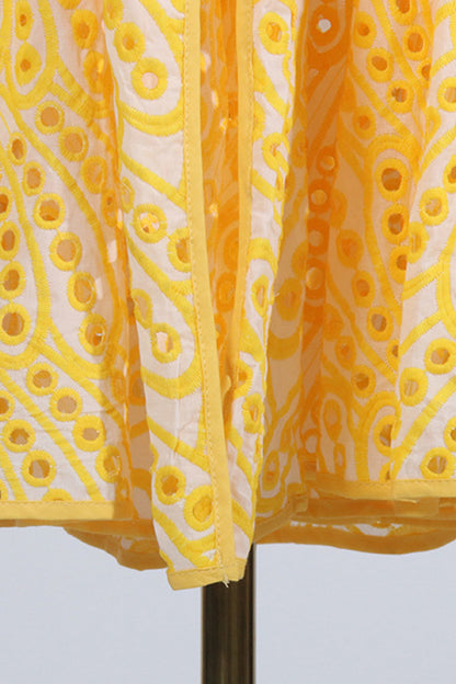Süßes, elegantes, solides, ausgehöhltes Patchwork-Kleid mit quadratischem Kragen und Sling-Kleid 